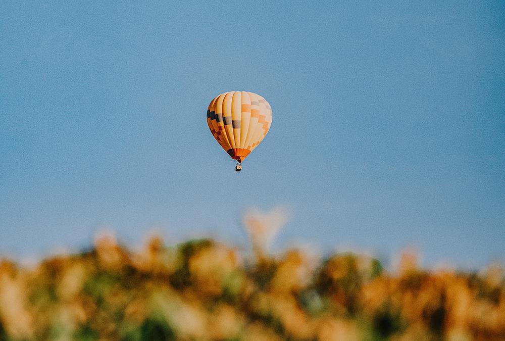 A far away photo of a hot air balloon